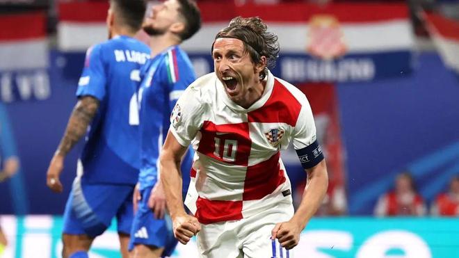 突显了他对 突显了他对